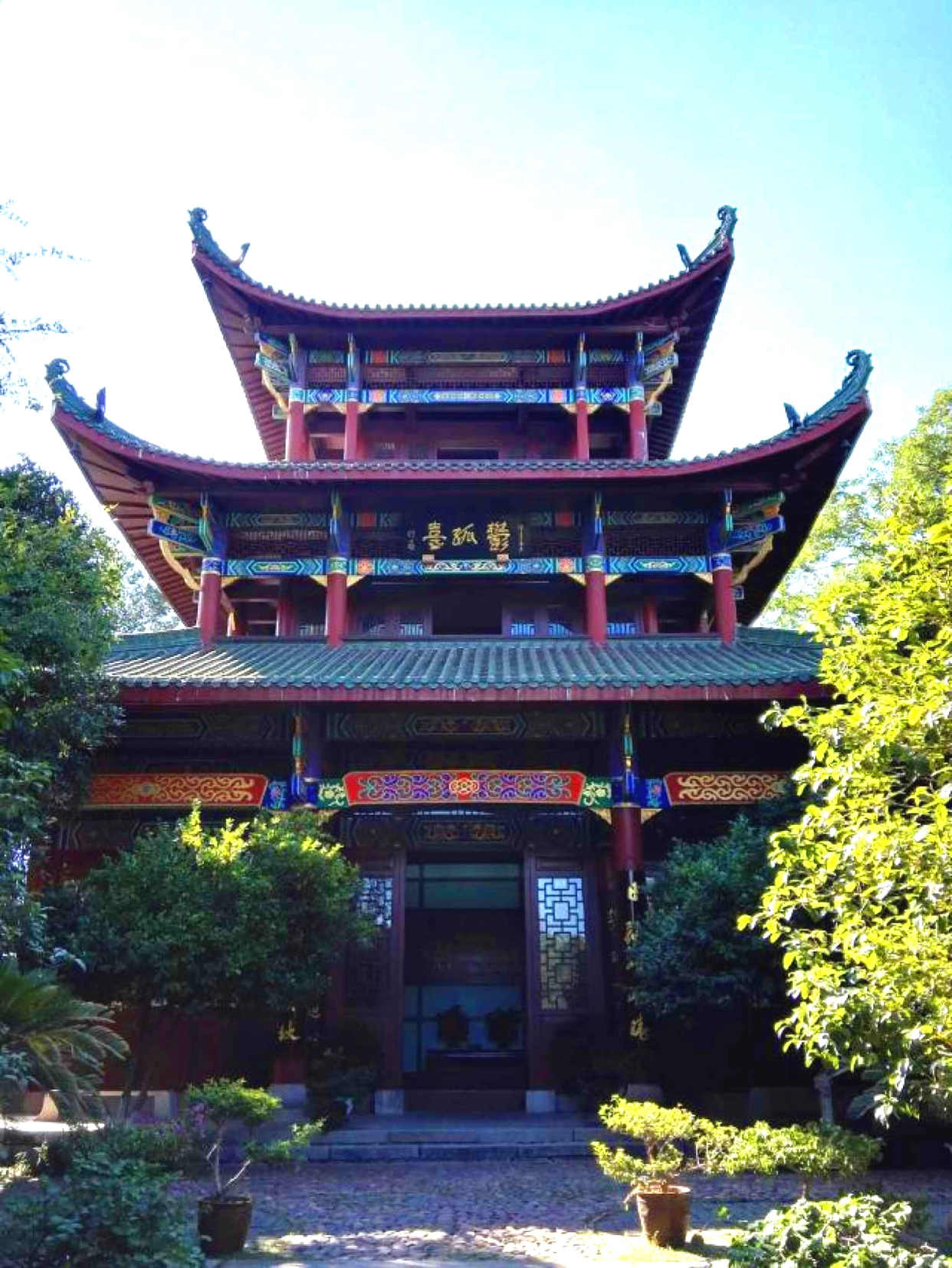 汉朝初年,大将灌婴在此驻军,建立赣县,由此开启了赣州2200多年的历史.