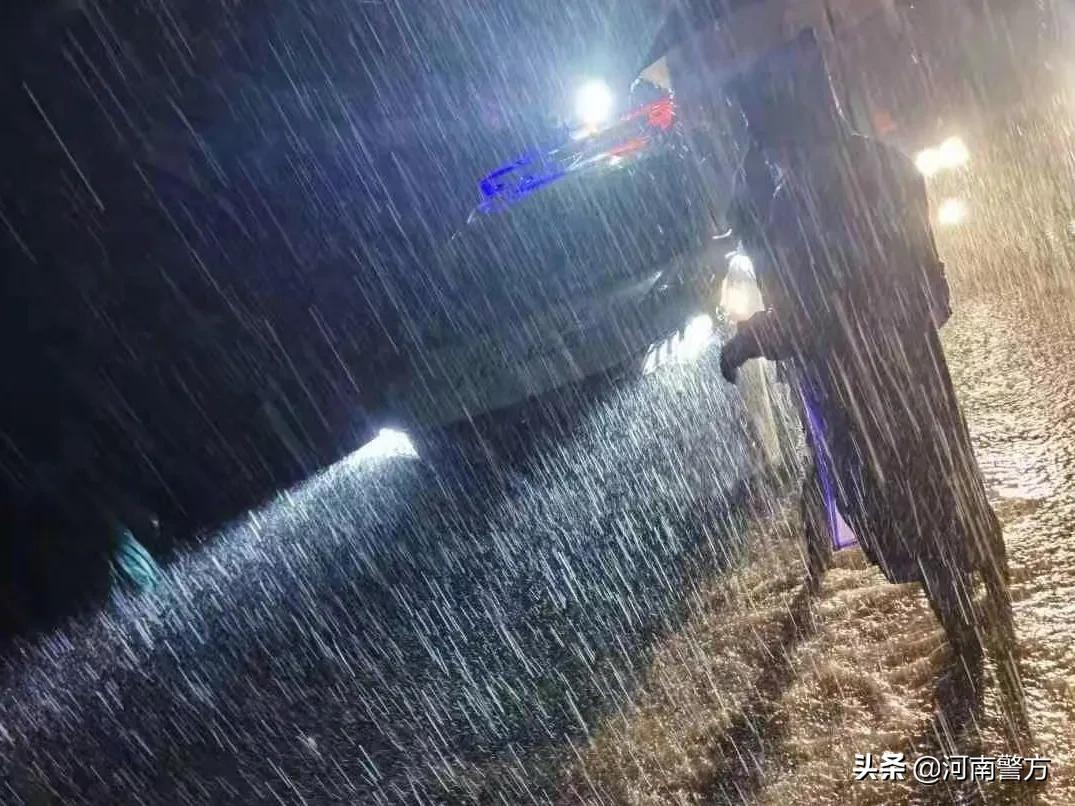 暴雨中的河南公安力量丨用忠诚筑起湛蓝堤坝——致敬奋战在抗洪救灾一线的勇士们