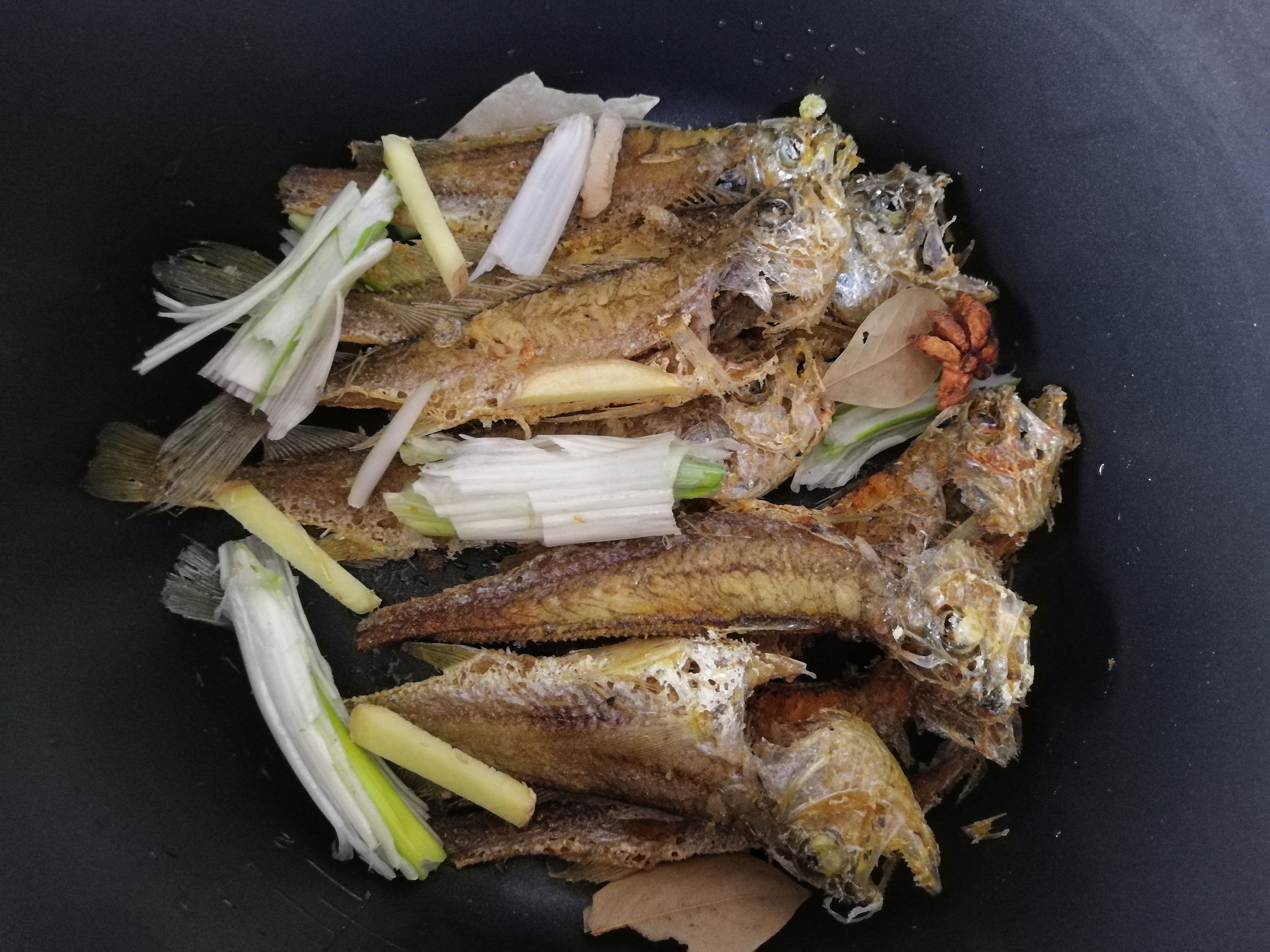 秘制酥鱼这样做，骨酥肉烂入味，5元做一盘，比超市卖的罐头好吃