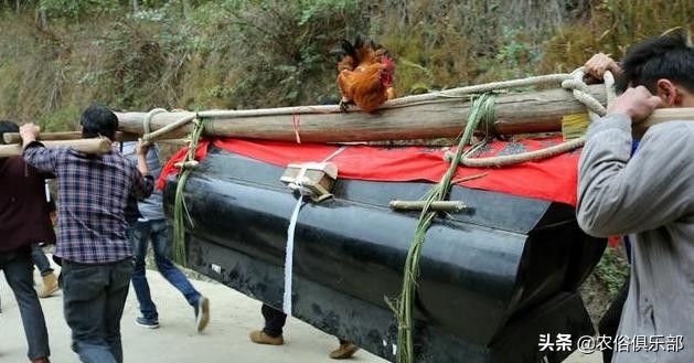 出殡杀的鸡的也叫"龙杠鸡",出殡前给鸡灌酒,把鸡放在棺材杠上,八大