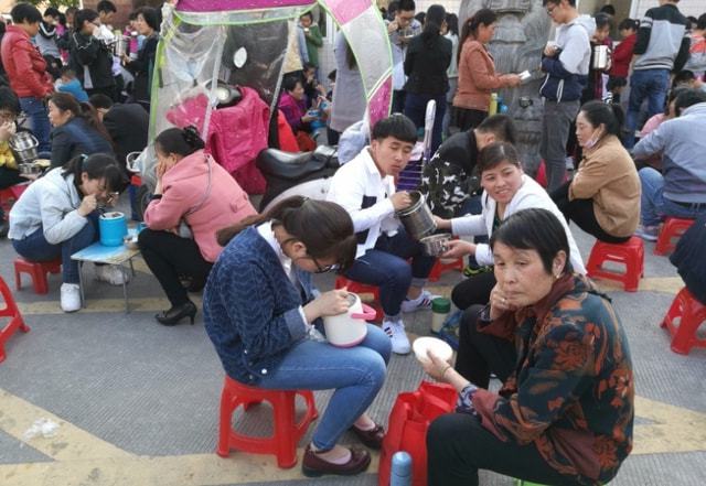 “家长送饭”成高中门口风景线，网友担心养成巨婴，家长回怼质疑