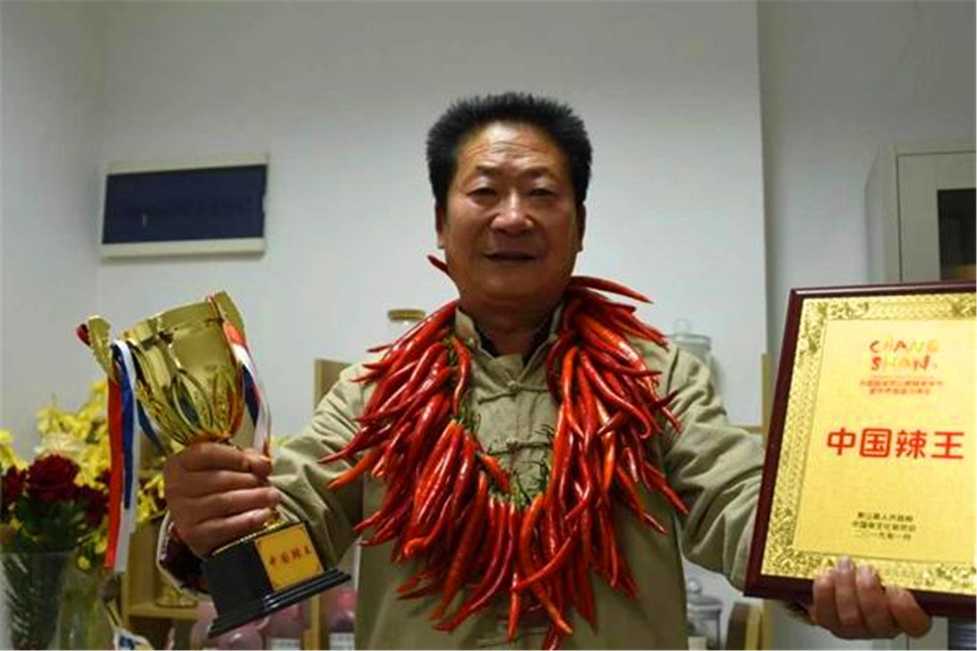 中国辣王李永志：一餐5斤辣椒配白酒，32个魔鬼辣椒击败印度老人