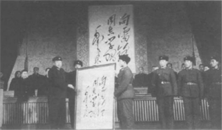 雷锋牺牲后，《中国青年》写信请毛主席题词，毛主席看后陷入沉思