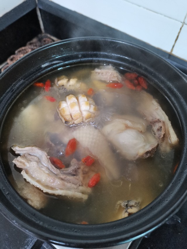 鲍鱼炖汤，加几个鲍鱼壳一起炖煮更鲜甜！