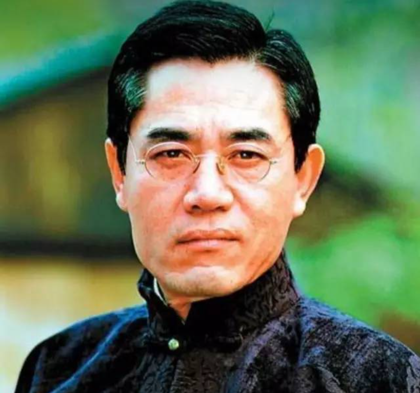 杜旭东：演反派都不用化妆，嘴一歪眼一蔑，观
