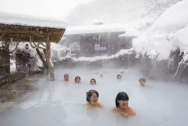 经过48个温泉日本气泡，我进入了一个秘密汤