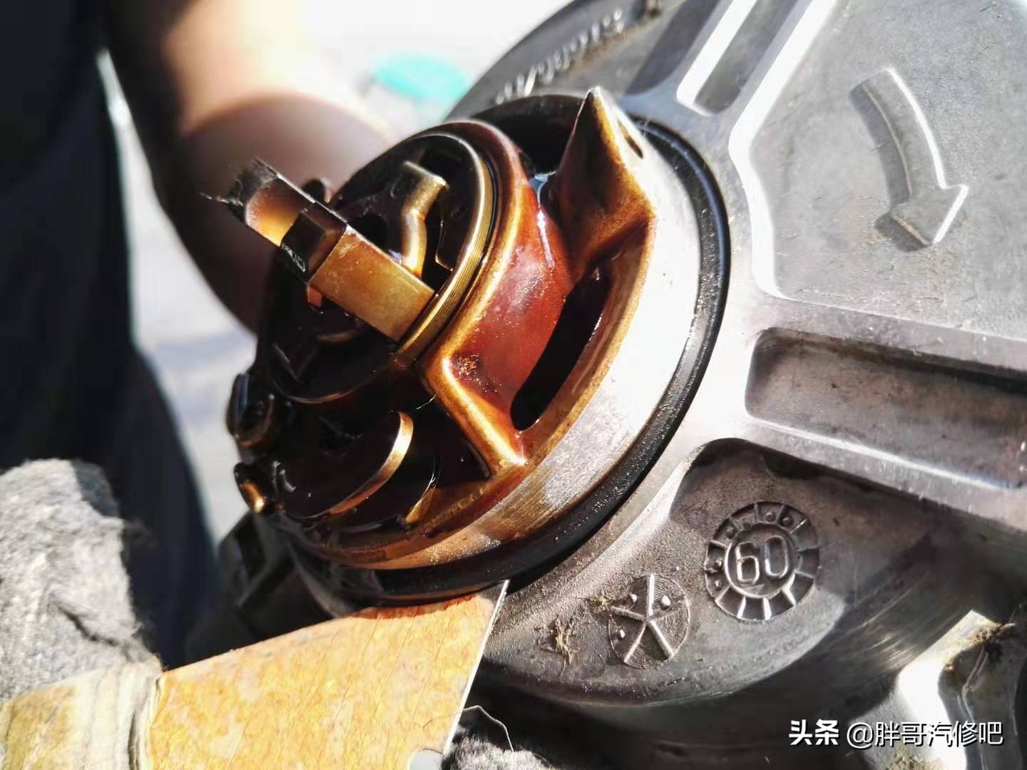 奥迪发动机漏油，刹车真空泵维修，热车启动困难更换碳罐电磁阀