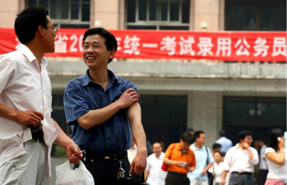 大学生迎来好消息，满足条件就可成为公务员，身份还是干部级别