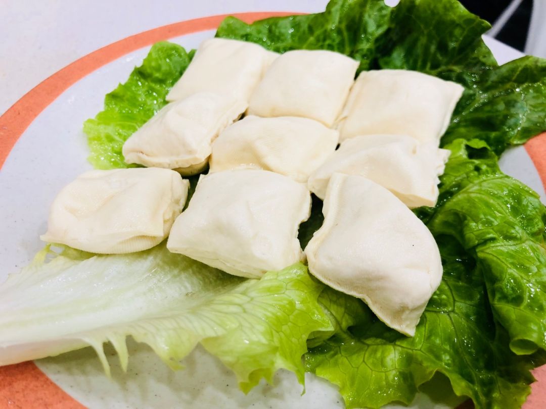 郑州二七万达有一家用西藏墨脱石锅炖肉的店，同时还能吃到烤肉！
