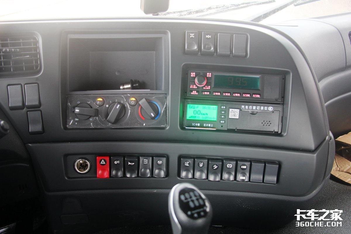 驾驶室空间是亮点 宽卧铺更舒适