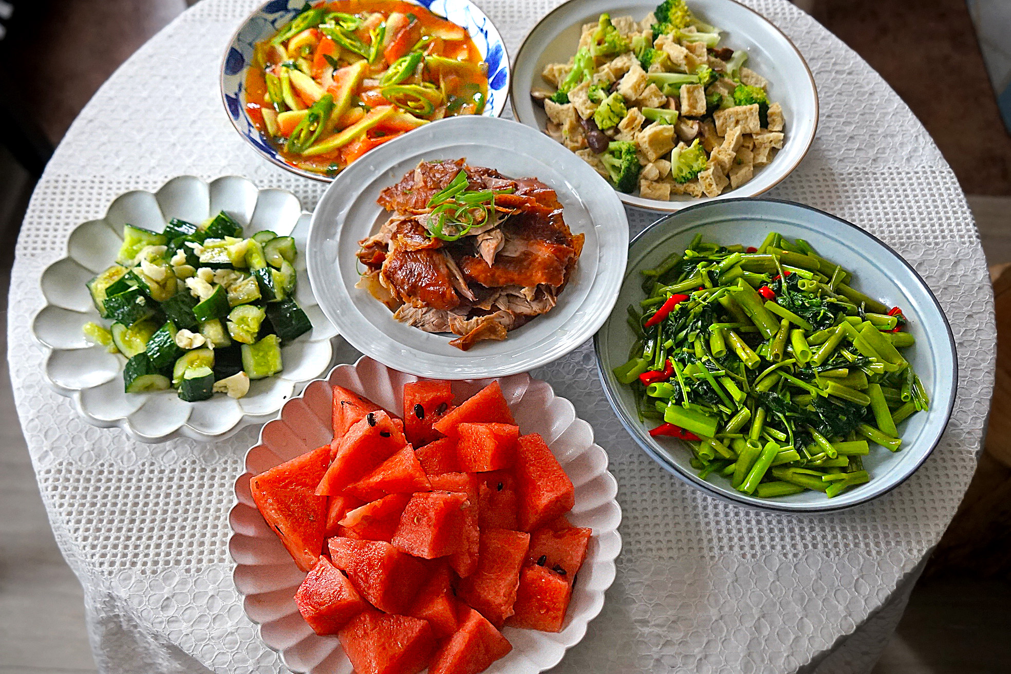 来给大家晒晒外甥女在我家做的一桌"丰盛"午餐,看看这孩子的厨艺如何?