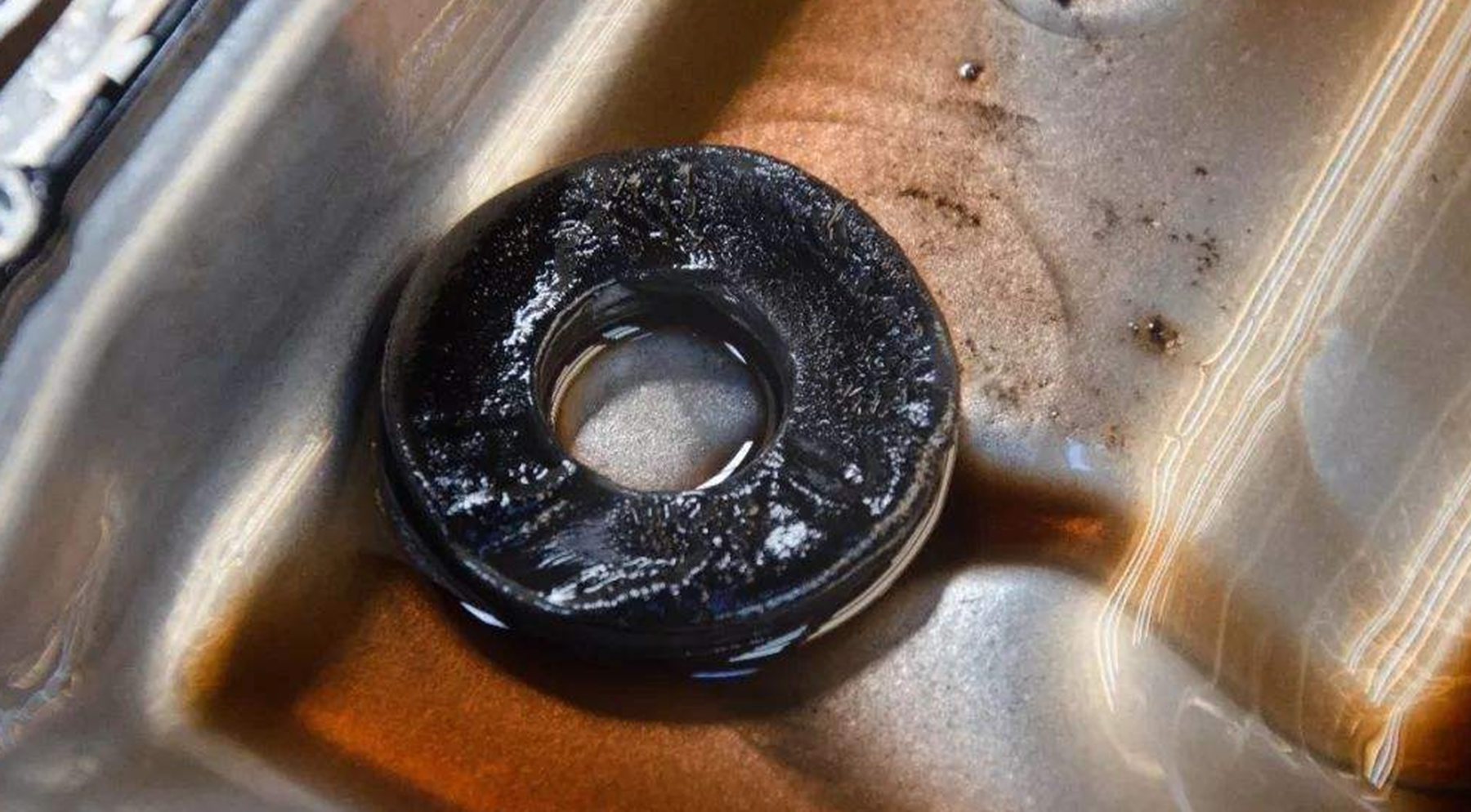 为啥老司机喜欢在排气管放一块磁铁？很多人都不懂，这是用车妙招