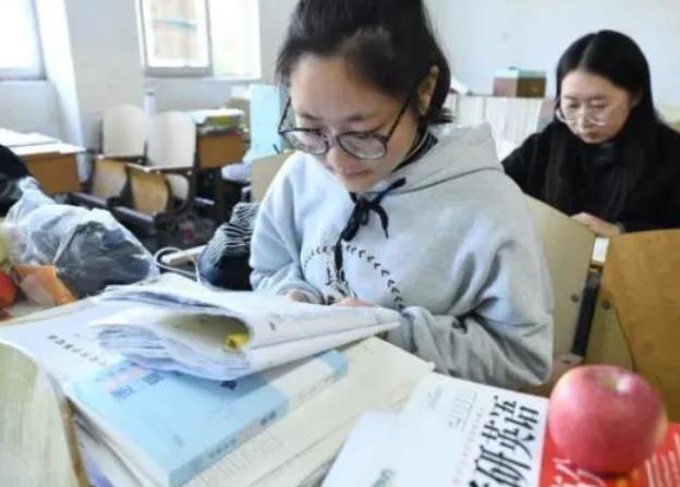 山东一女大学生火了，学习娱乐“两不误”？自创三位一体式学习法