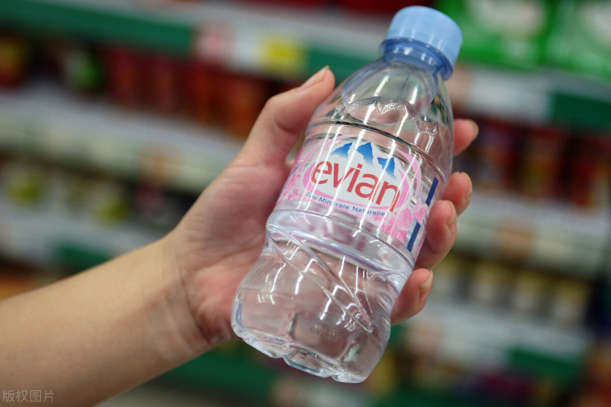 依云矿泉水多少钱(它是如何变成奢侈品的) | 文案咖网_【朋友圈,抖音