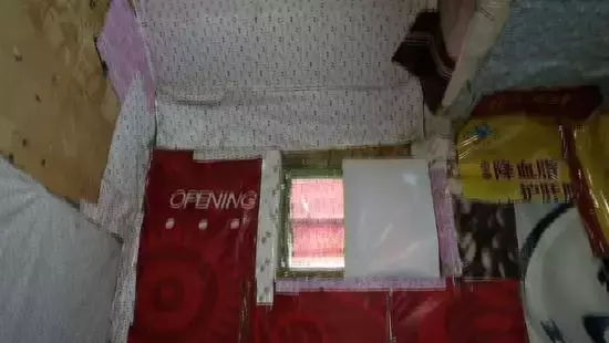 公婆、亲妈、夫妻俩住同一家，纸板隔成3间房，窄小难转身，隐私成谜