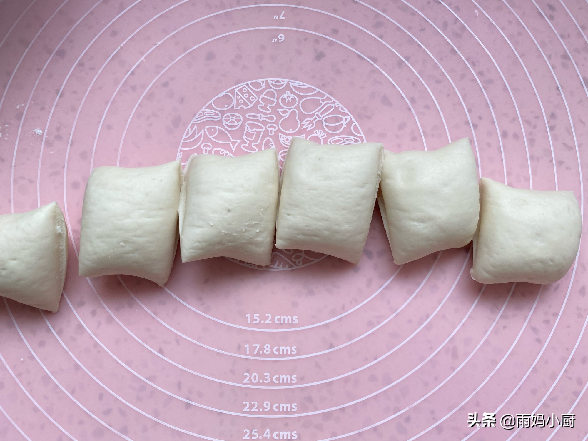 香菇木耳猪肉包子的家常做法，1次发酵真省事，外皮暄软馅料多汁