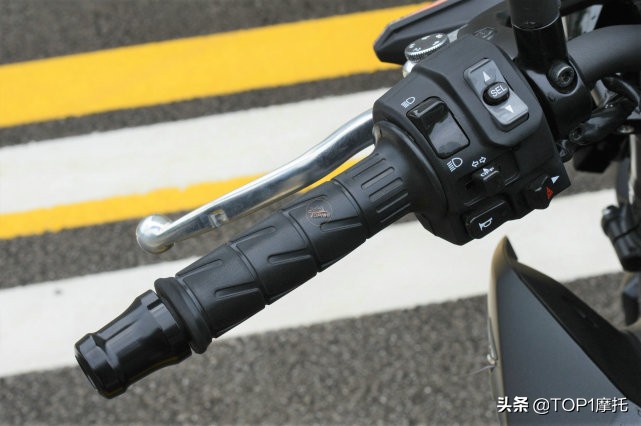 不只是性价比高 准公升级四缸街车 川崎Z900简单试驾