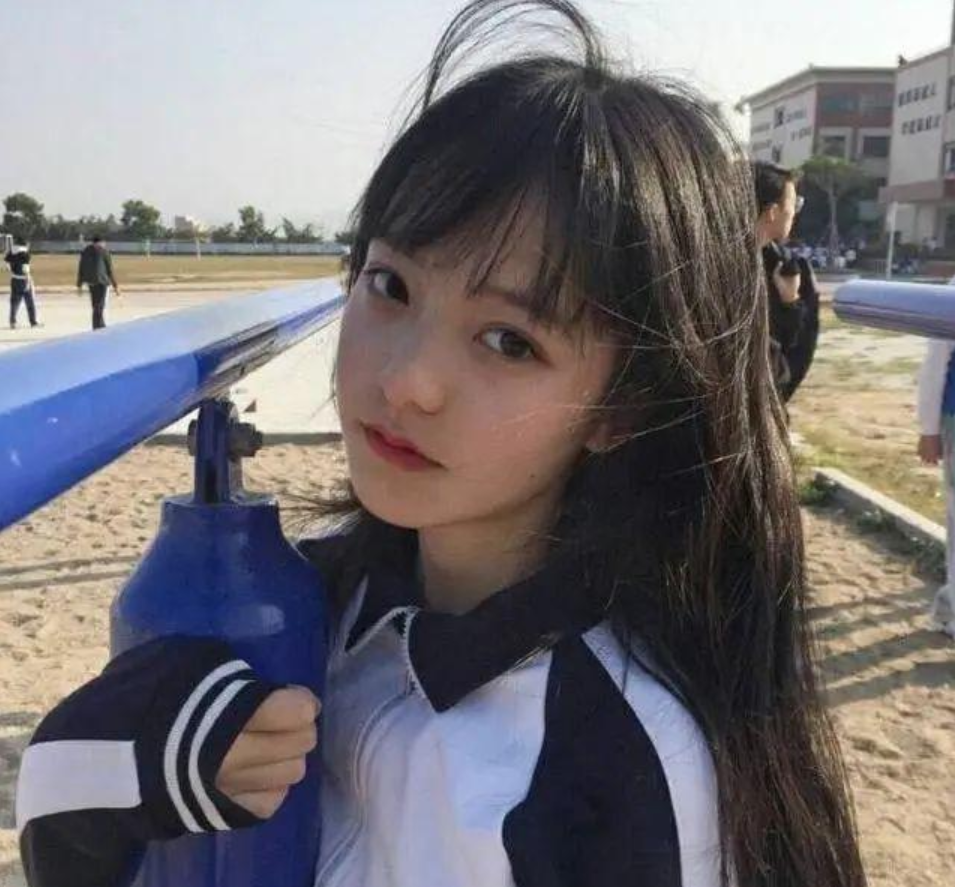 网友晒初中,高中到大学"班花"照片,哪个时期的最让你惊艳?
