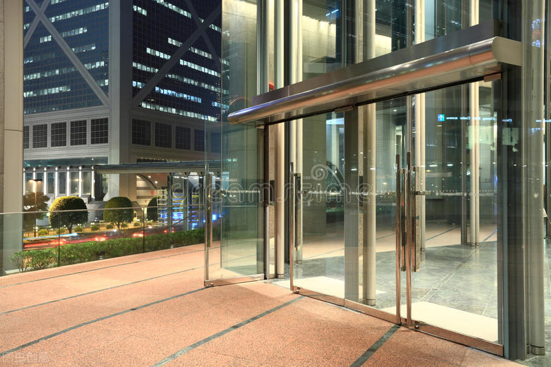 香港城市大学排名怎么样？跟内地的985相比哪个好些？