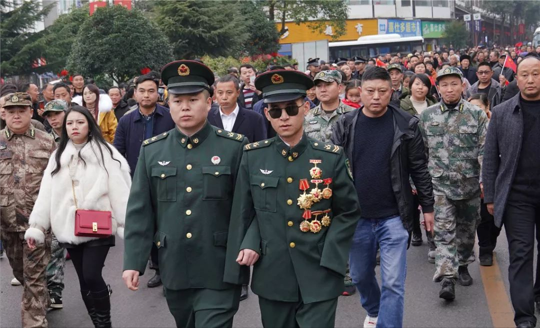 “排雷英雄”杜富国，和平年代荣获一等功，享受什么待遇？