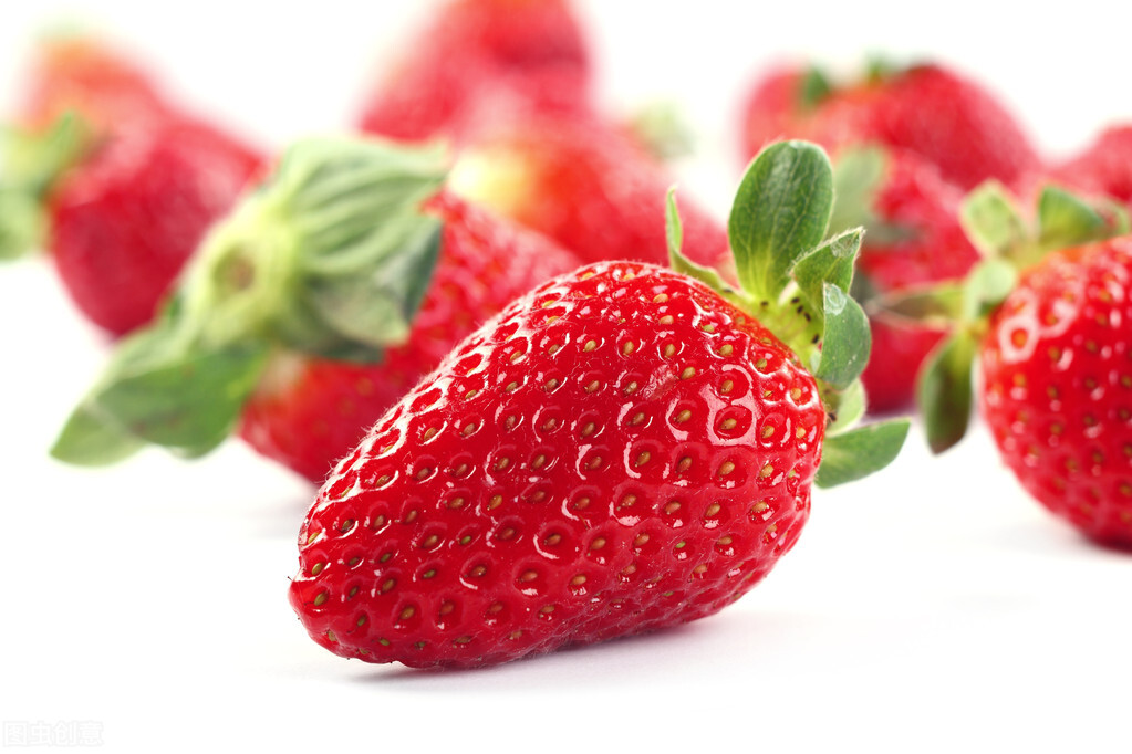 草莓的热量多少，草莓减肥期间可以吃吗？