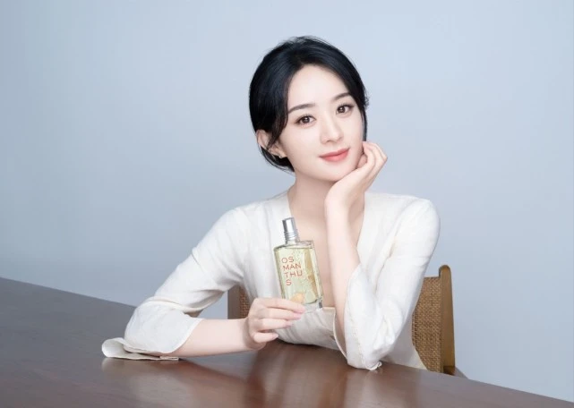 赵丽颖为消防员点赞！穿白T扎高马尾扮嫩美成校花，时尚感又强了