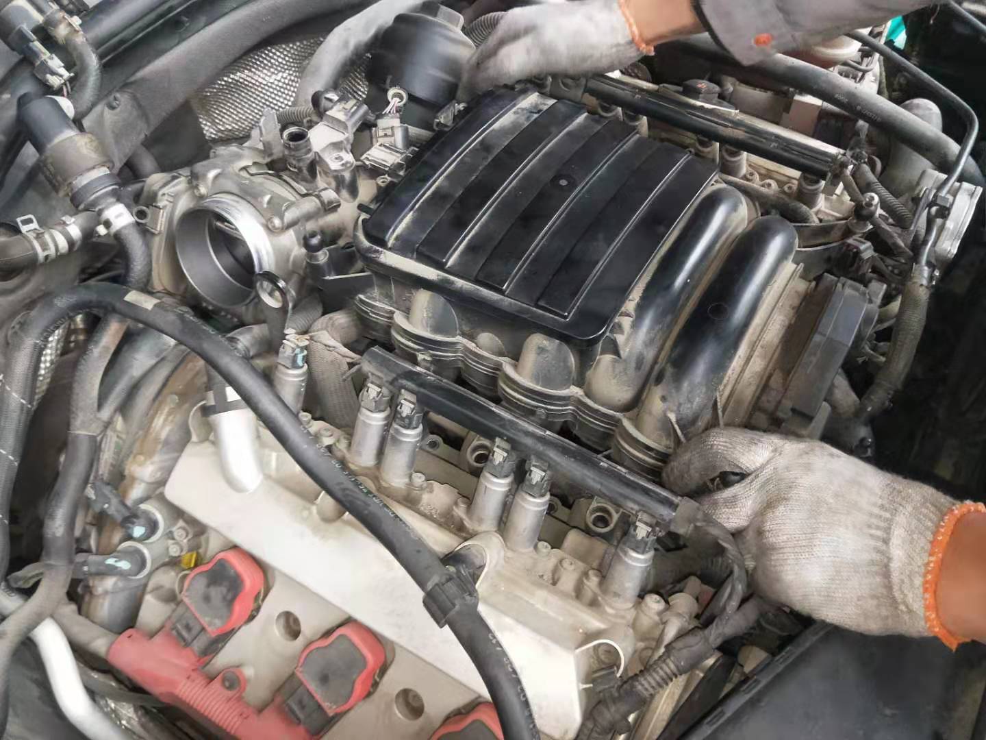 5奥迪a6低速猛踩刹车底盘"咚咚响",发动机缺防冻液检查维修