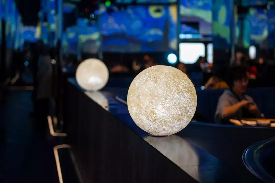 海底捞画风突变:满场撩妹机器人,配人造星空堪称年度最佳打卡地