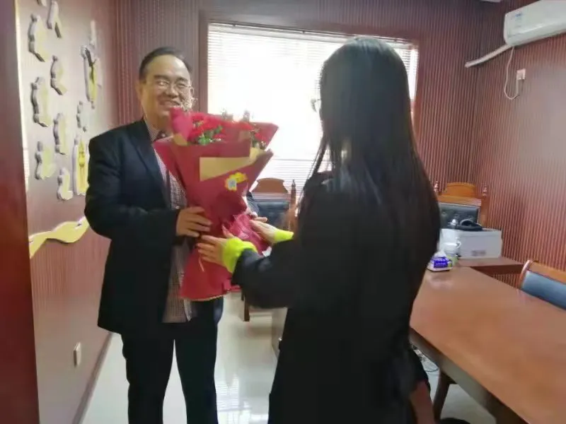 肥乡法院,一束康乃馨背后的故事