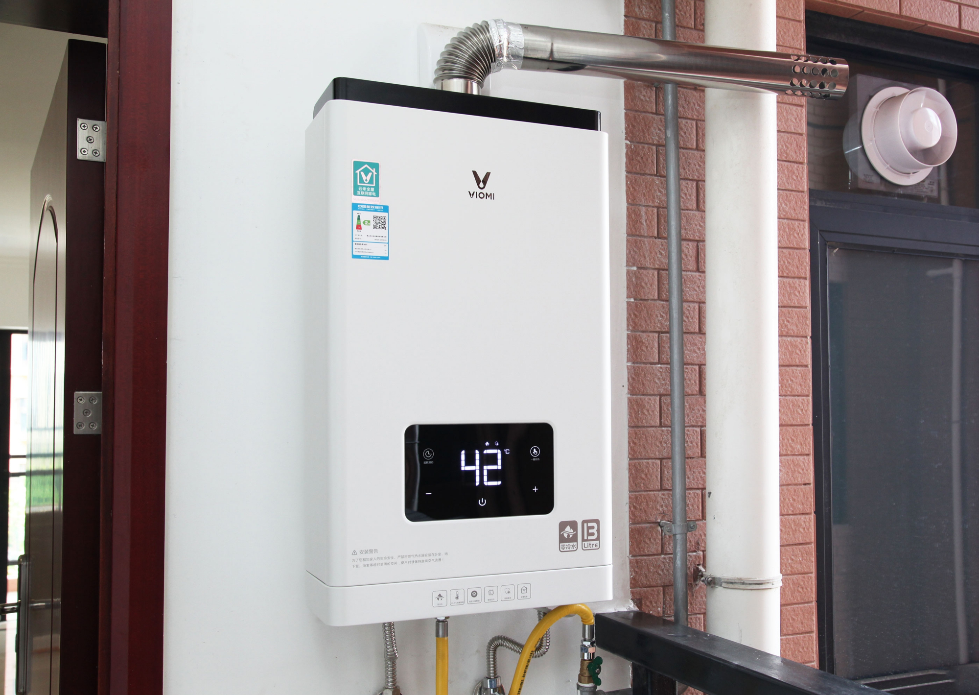 但洗手台不能没有热水呀,阳台与热水器之间的距离又太长.