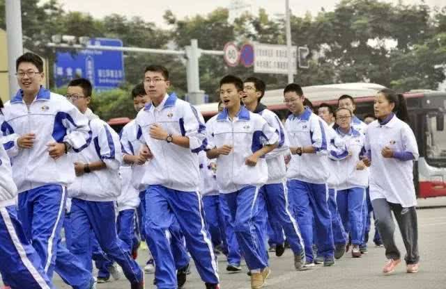 學生穿校服有什么積極的社會意義？