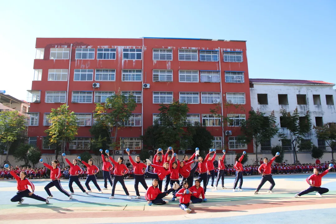南阳市第二完全学校幼儿园萌娃出击 快乐运动