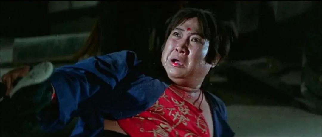 1990年,洪金宝眼看僵尸片衰落,出山拍《鬼咬鬼》,可惜于事无补