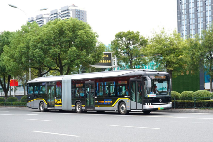 綠色科技，閃耀夷陵 比亞迪國(guó)內(nèi)首批純電動(dòng)鉸接車投運(yùn)宜昌