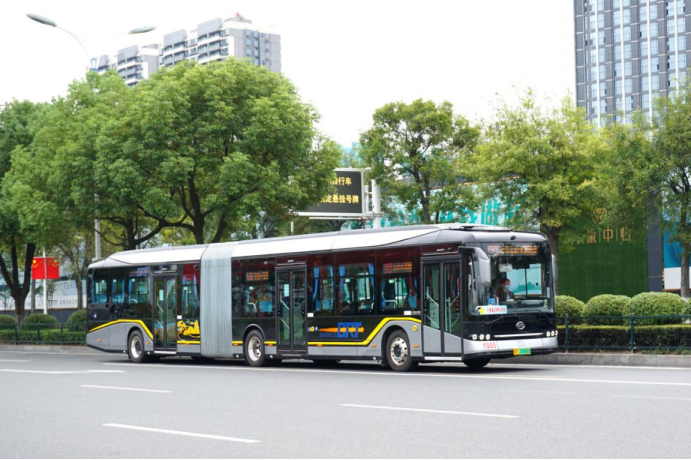 綠色科技，閃耀夷陵 比亞迪國(guó)內(nèi)首批純電動(dòng)鉸接車(chē)投運(yùn)宜昌