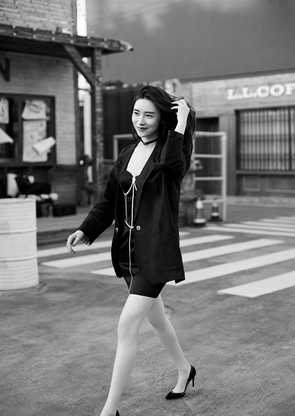 马秋子真是"熟"的刚刚好,穿黄色温柔甜美,穿黑色一身强人气质