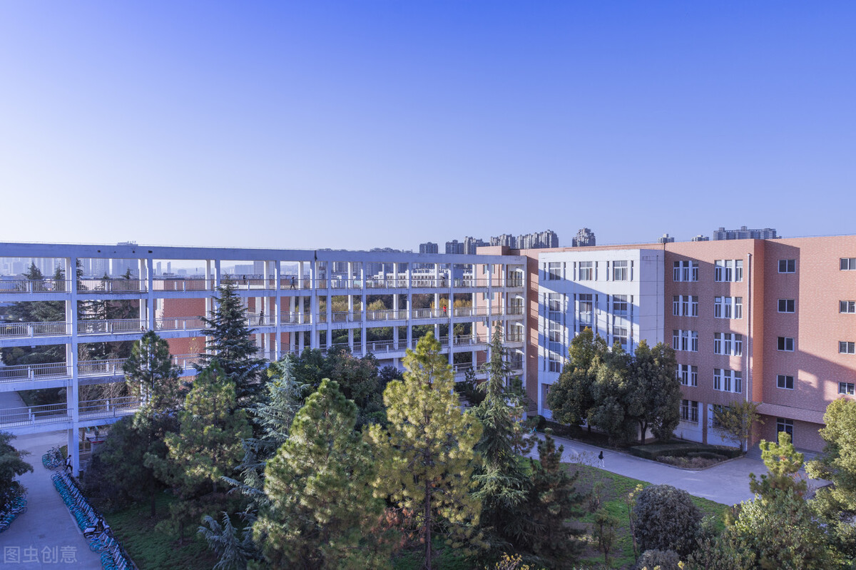 自贡“走运了”，被10.5亿元大学“砸中”，网友：学校修得很气派