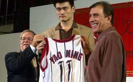 姚明为什么被选成nba状元(为何姚明能当NBA2002年状元？这4张照片给你答案)