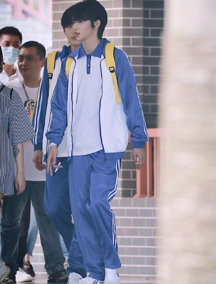 刘耀文上《萌探》，校服一穿成校园剧男主，与小宋同框美颜暴击