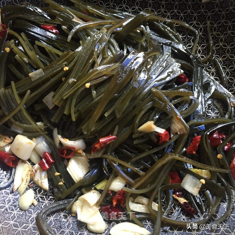 酸溜溜的味道，酸爽可口，开胃下饭，还帮油腻腻的肠胃减减负
