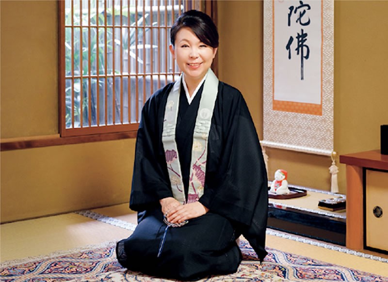 日本寺庙女住持：被迫相亲35次，逃往美国生活9年，归来已成僧侣