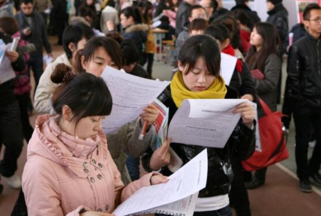 上大学后，学生要不要将户口迁到学校所在地？辅导员的建议很中肯