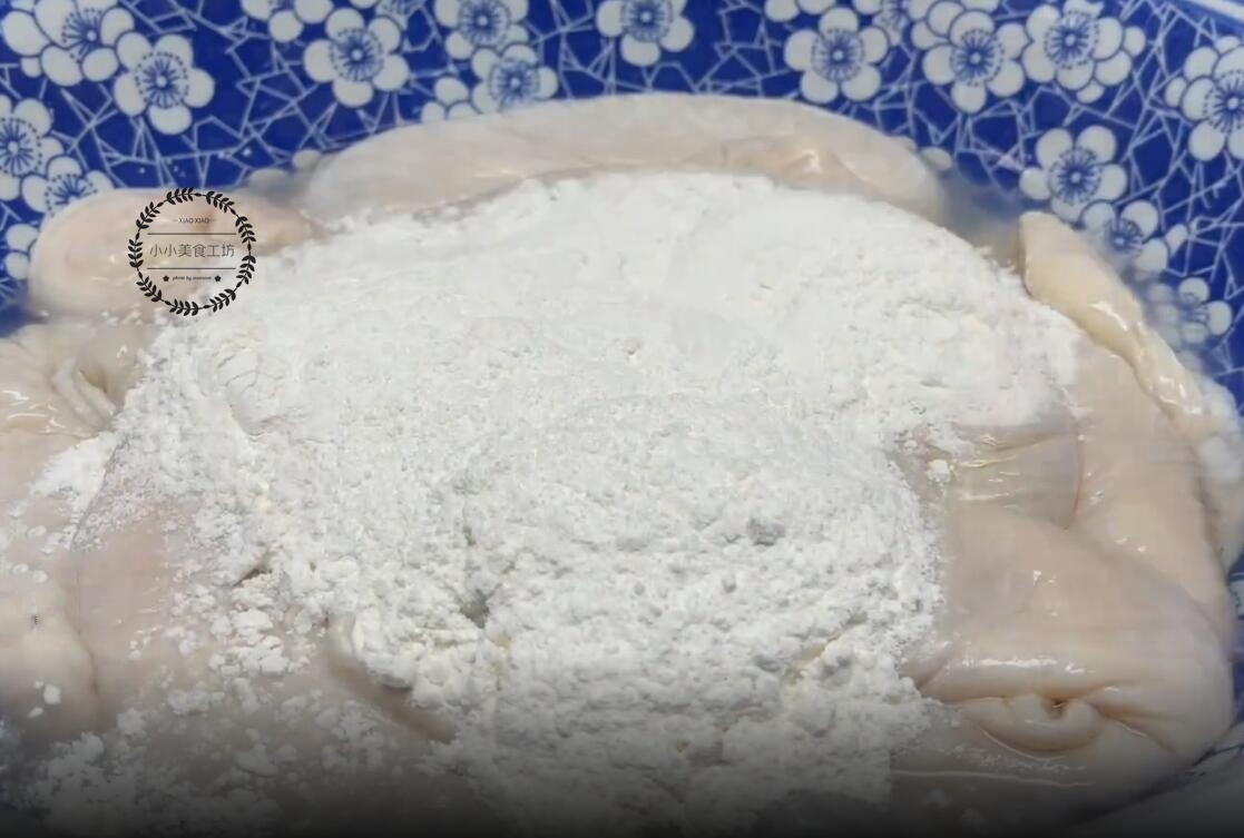 洗猪大肠，加醋加碱都不够，大厨教你5步骤，轻松去腥臭，真干净