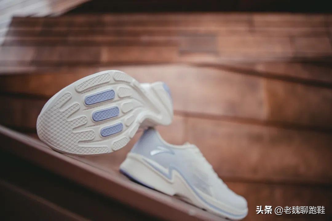 颜值与性能并重：3双性价比超高的跑鞋，预算两三百就能入手
