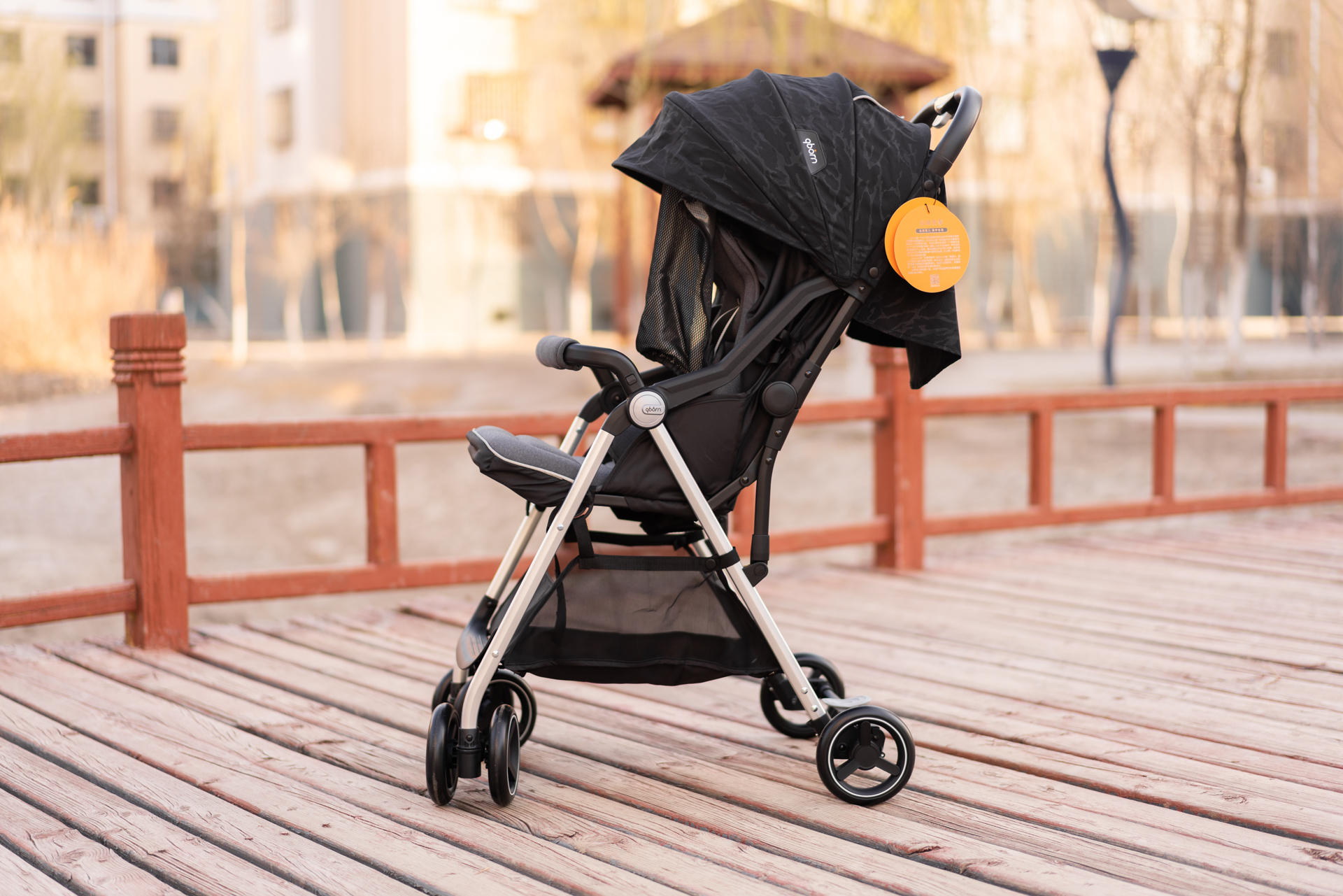 宝宝出行,妈妈放心,qborn百灵折叠婴儿推车