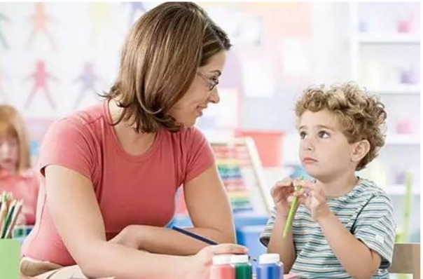 “天价校服”2000多一套，不到半年就褪色变形，学校回复惹争议