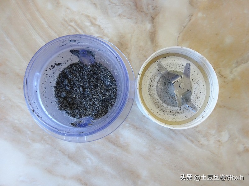 芝麻盐怎么吃（教你做又暄又软的黑芝麻千层饼）