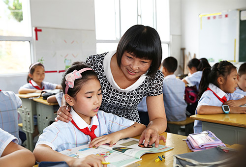 刘发英：扎根山区18年，开启网络助学先河，用真诚凝聚四海爱心