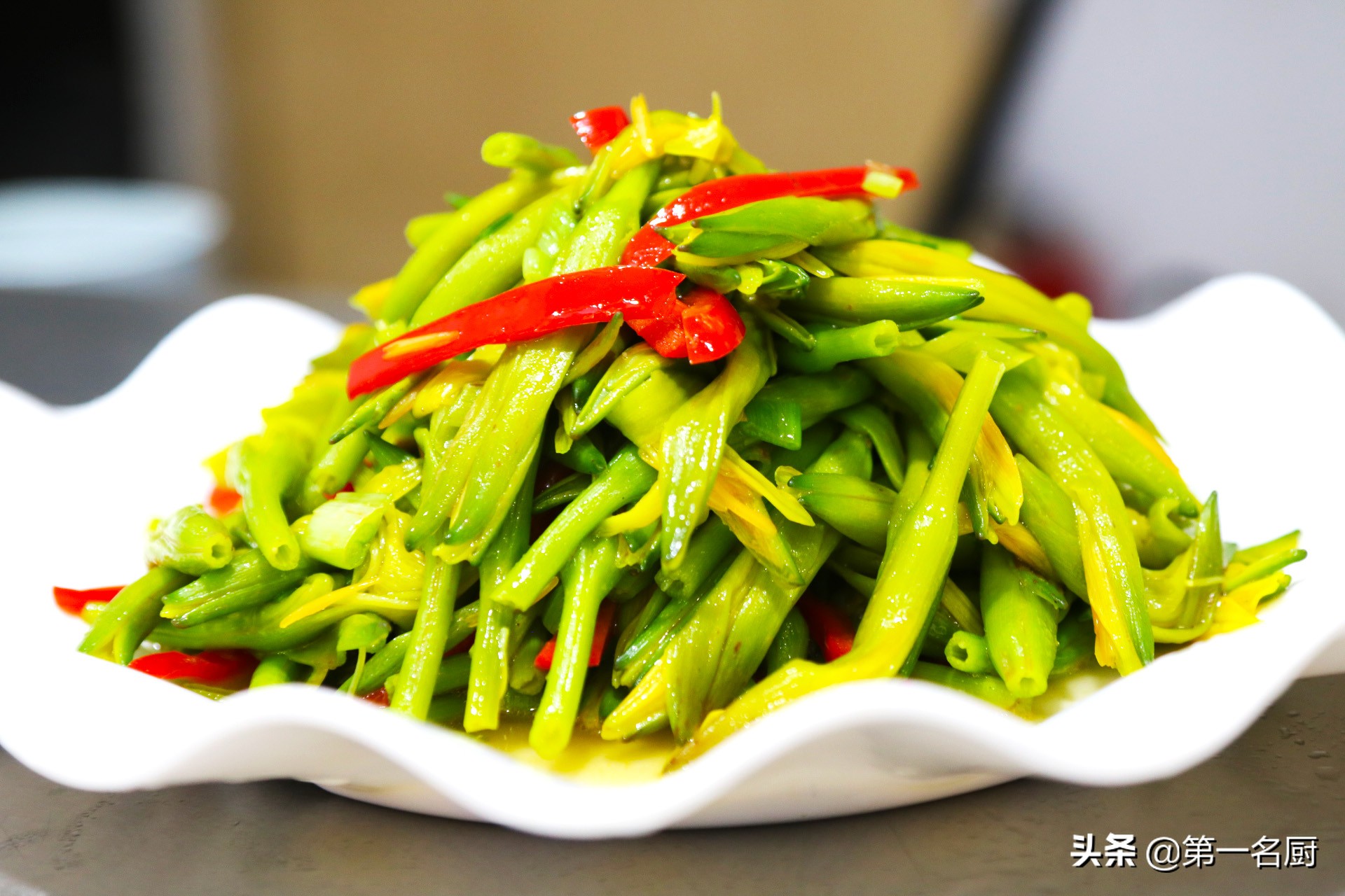 黄花菜怎么做好吃(难怪饭店的清炒黄花菜好吃,原来烹饪有技巧,简单