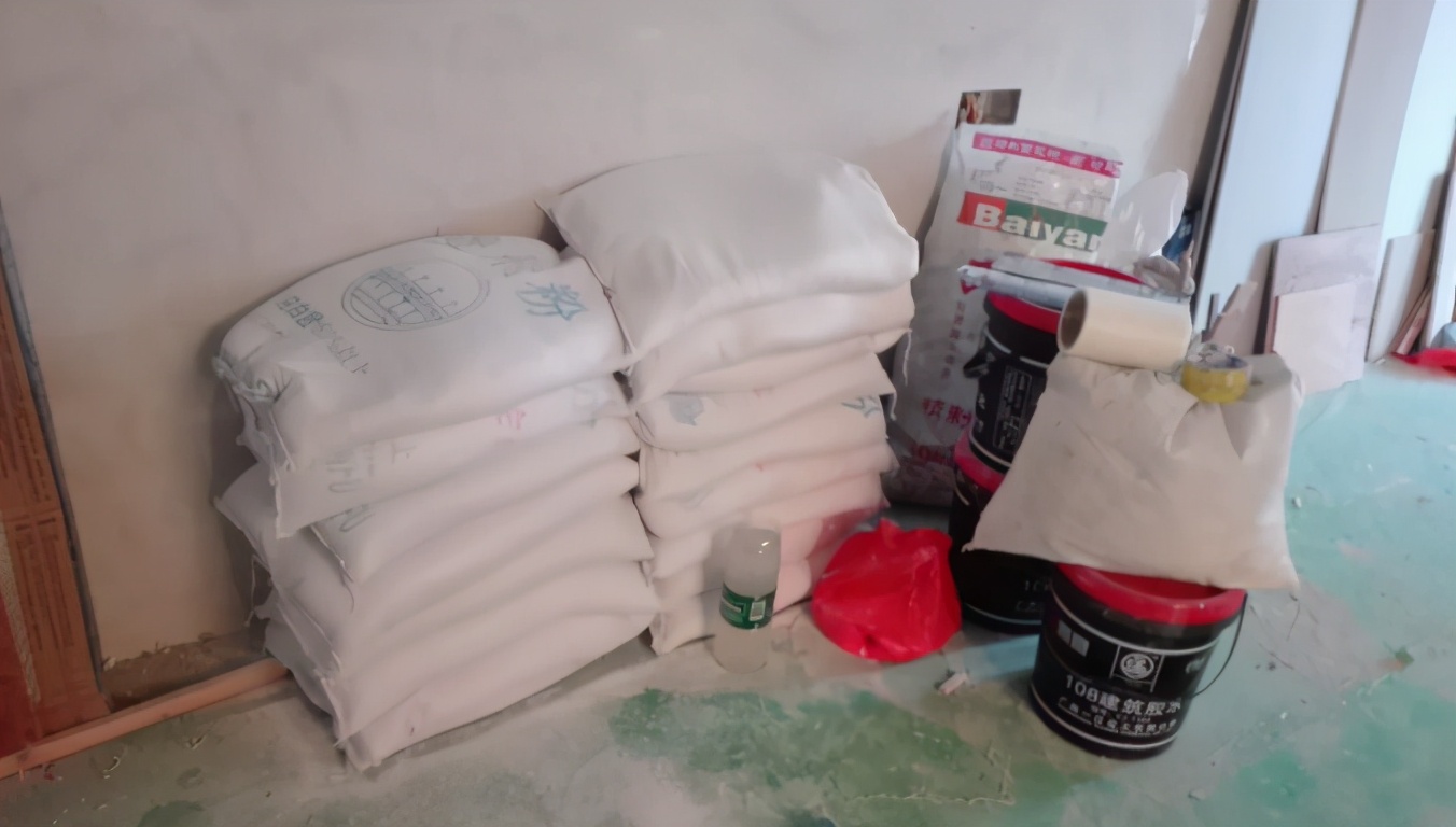 墙面装修,腻子粉要不要加胶水?劝你别加,选择用水更环保 - 114货源网